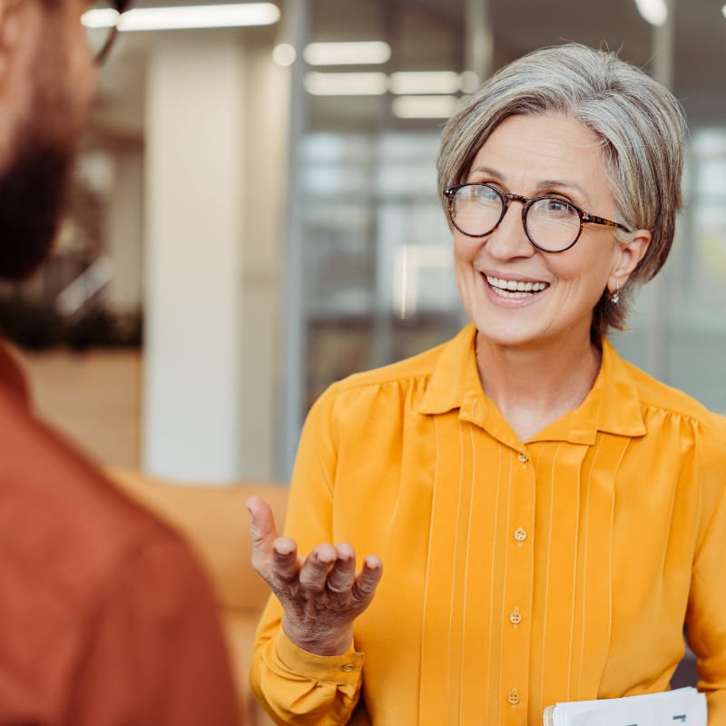 Een vrouw in gesprek met een collega